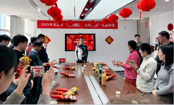 一些人在餐廳里吃東西
AI 生成的內容可能不正確。