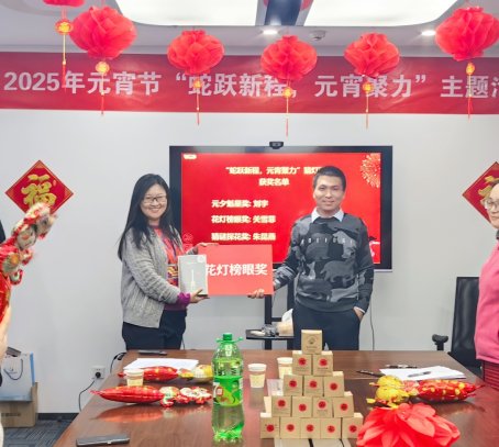 桌子上放滿了不同類型的海報
AI 生成的內容可能不正確。