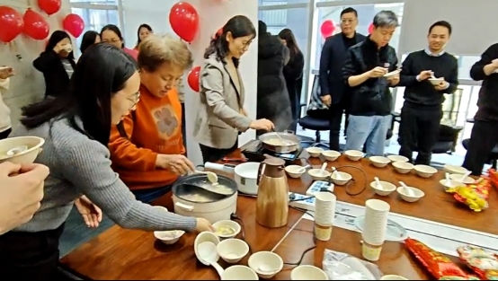 一群人在桌子邊
AI 生成的內容可能不正確。