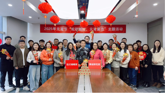 一群人站在桌子上
AI 生成的內容可能不正確。